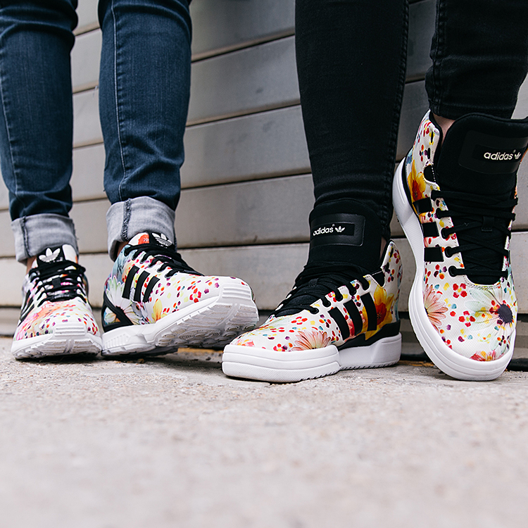 Baskets adidas avec fleurs