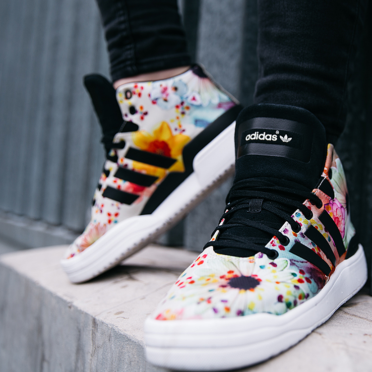 adidas avec motif floral