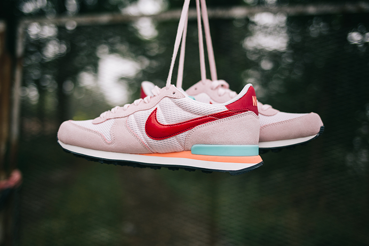 Baskets-rose-Nike-WMNS-Internationalist