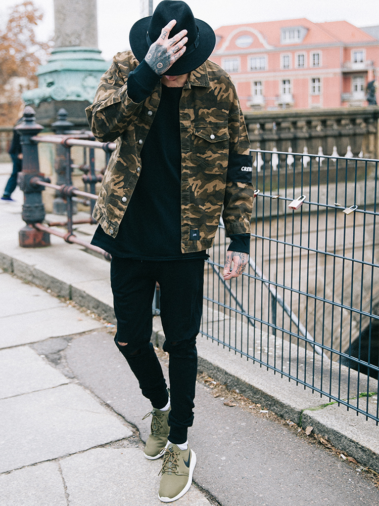 Chemise-camouflage-jean-noir-chapeau