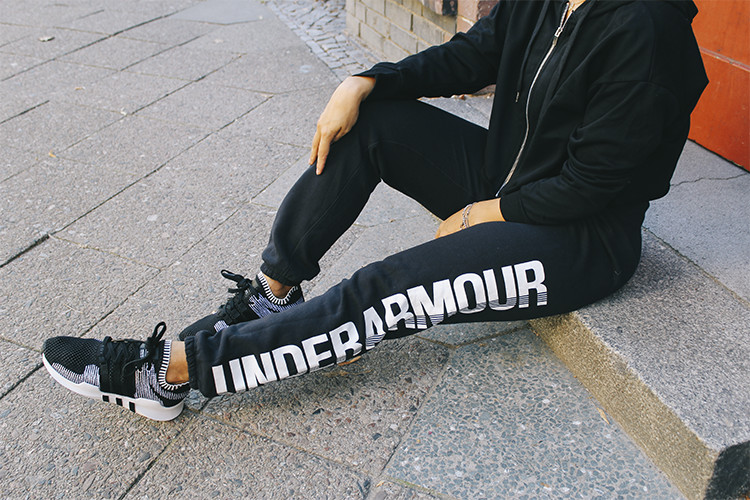 jogging-noir-under-armour