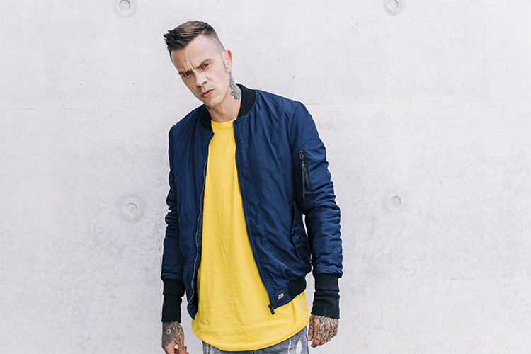 bomber-homme-bleu-t-shirt-jaune