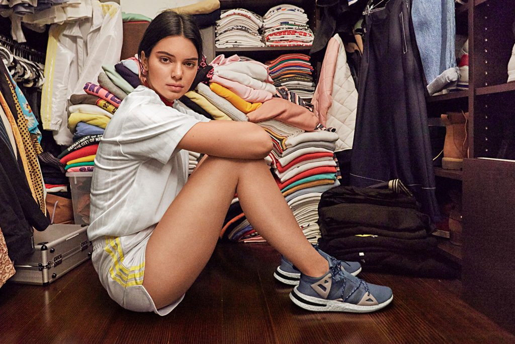 Kendall_Jenner_adidas_sneaker_arkyn_running