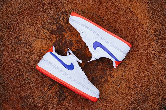 Nike-Air-Force-1-blanc-rouge-bleu